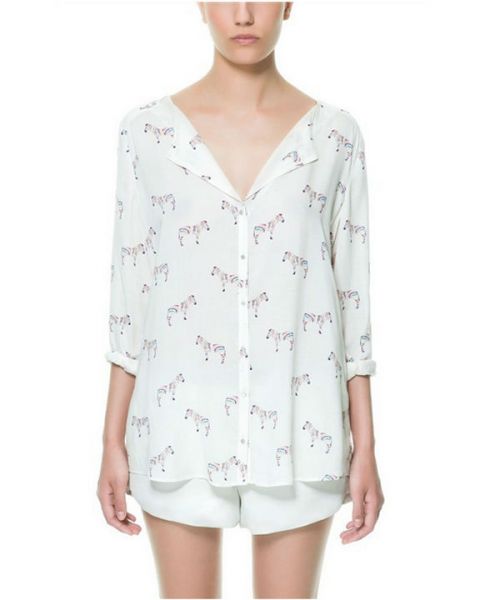 Camisa branca com estampas de zebrinha